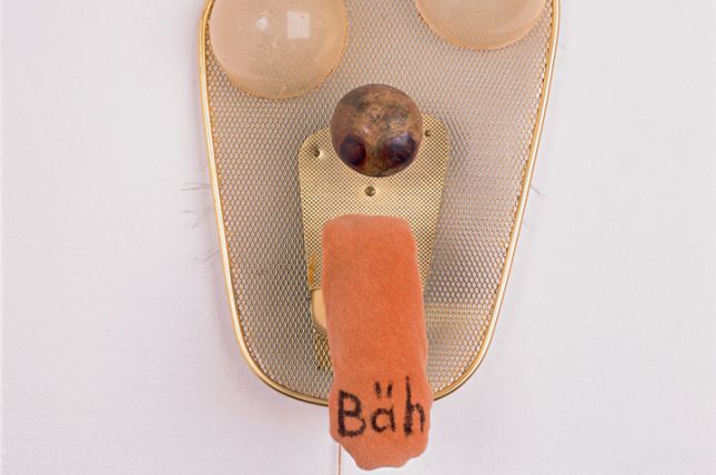 Meret Oppenheim, Maske mit »Bäh«-Zunge, o.J., Privatsammlung, Foto: Stefanie Beretta, Verscio © VBK, Wien, 2013 Meret Oppenheim, Maske mit »Bäh«-Zunge, o.J., Privatsammlung, Foto: Stefanie Beretta, Verscio © VBK, Wien, 2013