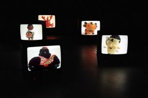 Anna Jermolaewa, ORCHESTER RELOADED, mehrteilige Video/Sound-Installation, je Video ca. 15sec-3min geloopt © by the artist, 2006