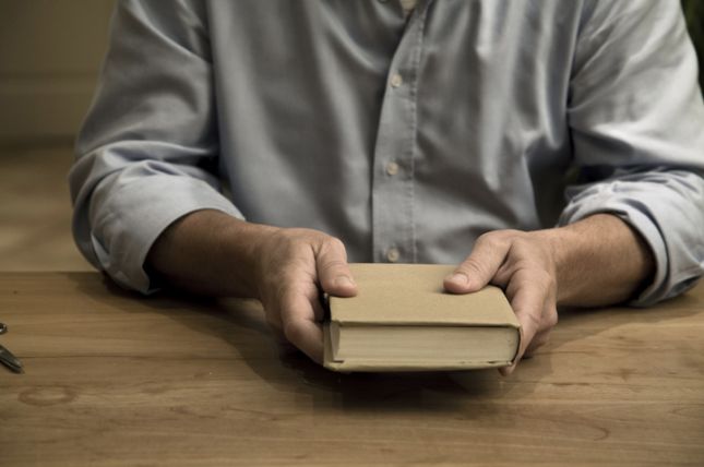 Özlem Sulak, Verborgene Bücher, 2010, 2-Kanal-HD-Videoprojektion, je 4'30'', Videostill © Özlem Sulak