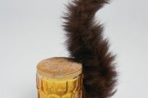 Meret Oppenheim, Eichhörnchen, 1969, Privatsammlung, Montagnola. Foto: Peter Lauri, Bern © VBK, Wien, 2013 Meret Oppenheim, Eichhörnchen, 1969, Privatsammlung, Montagnola. Foto: Peter Lauri, Bern © VBK, Wien, 2013