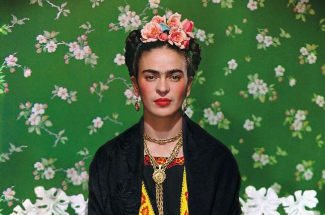 Nickolas Muray Frida auf einer weißen Bank, Nickolas Murays Studio, New York 1939 Frida en la banca blanca Frida on White Bench Inkjet (autorisierte Reproduktion) Collection of Nickolas Muray Photo Archives Foto: © Nickolas Muray Photo Archives © Nickolas Muray Photo Archives