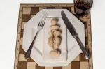 Meret  Oppenheim, Bon appétit, Marcel! (Die weiße Königin), 1966/1978, Version 2, Sammlung Foster Goldstrom © VBK, Wien, 2013