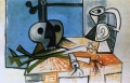 Pablo Picasso, Stillleben mit Totenkopf, Porree und Kanne vor einem Fenster, 1945