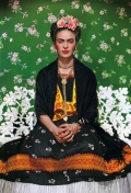 Nickolas Muray, Frida Kahlo auf einer weißen Bank, in Nickolas Murays Studio, New York 1939 Farbfoto Collection of Nickolas Muray Photo Archives