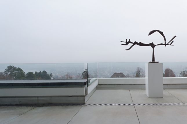 David Smith (Außenansicht der Fondation Hubert Looser) Arc in Quotes, 1951 Stahl mit Kupfer, 101 x 158,8 x 48,3 cm © VBK Wien 2012