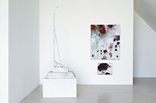 Raumansicht der Fondation Hubert Looser, Cy Twombly, Untitled (Rome), 1987, Bronze, weiß bemalt, 194 x 31 x 79 cm, Cy Twombly, Untitled (Bassano in Teverina), 1986 Öl auf Leinwand, 2-tlg.: 120,6 x 100,3 cm und 40 x 50,2 cm © Foundation Cy Twombly