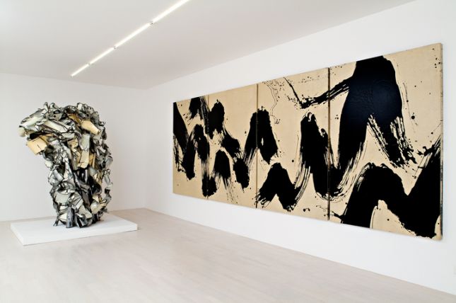 Raumansicht der Fondation Hubert Looser John Chamberlain Archaic Stooge (No. 21555), 1991 Stahl bemalt und glanzverchromt, 203,2 x 149,8 x 115,5 cm © VBK Wien 2012