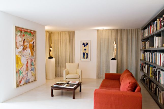 Einblick in die Bibliothek der Fondation Hubert Looser mit Werken von Yves Klein und Willem de Kooning, sowie einer antiken Skulptur aus Kambodscha © Gaechter + Clahsen, Fotografen, Zürich