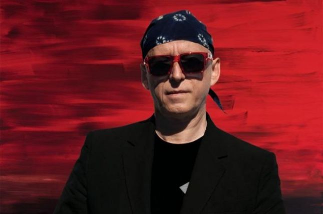 Herbert Brandl vor seinem Gemälde Ohne Titel, 2008 © Montage von Loys Egg unter Verwendung einer Fotografie von Manfred Rahs, 2011