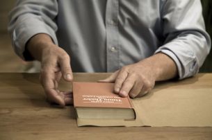 Özlem Sulak, Verborgene Bücher, 2010, 2-Kanal-HD-Videoprojektion, je 4'30'', Videostill © Özlem Sulak Özlem Sulak, Verborgene Bücher, 2010, 2-Kanal-HD-Videoprojektion, je 4'30'', Videostill © Özlem Sulak