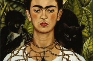 FRIDA KAHLO Selbstbildnis mit Dornenhalsband, 1940 Autorretrato con collar de espinas y colibrí Self-Portrait with Thorn Necklace and Hummingbird Öl auf Leinwand, 62,6 x 47,9 cm Nickolas Muray Collection, Harry Ransom Humanities Research Center, The Unive © Banco de México, Diego Rivera & Frida Kahlo Museums Trust, México, D.F./VBK, Wien, 2010