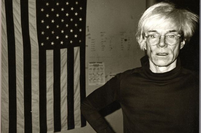 Andy Warhol, Andy Warhol and American Flag, 1983, Unikat, Vintage Gelatine Silver Print, 20,3 x 25,4 cm, Courtesy Galerie Bruno Bischofberger, Zürich © The Andy Warhol Foundation for the Visual Arts, Inc., New York; VBK, Wien, 2013/14